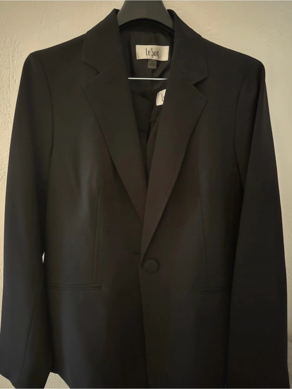 Le Suit Women’s Black Single-Button Suit Set